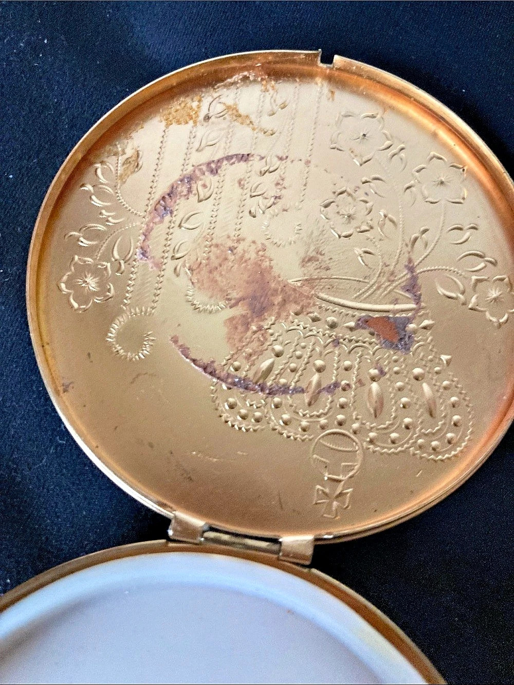 Engraved Gold-Tone Powder Compact - Picture 5 of 6